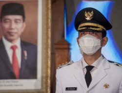 Bagikan Laptop, Iwan Fals Sentil Gibran-Bobby : Cocok Nih 2024