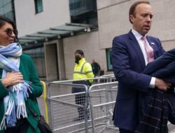 Kepergok Berciuman dengan Direktur Depkes, Menkes Inggris Hancock Mengundurkan Diri