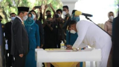 Gubernur Riau Lantik Bupati Kuansing di Gedung Daerah Pelangi