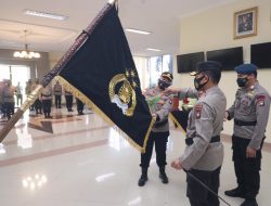 Peringati Hari Bhayangkara Ke-75, Kapolda Kepri Pimpin Upacara Pencucian Pataka Polda Kepri”Seligi Sakti Marwah Negeri”