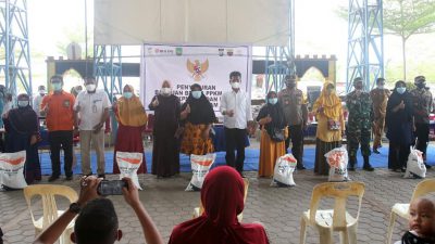 Pemkot Batam Salurkan 77 ton Beras PPKM di Sagulung