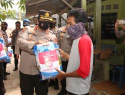 Polda Kepri dan Polresta Barelang Bagikan Bantuan Sembako PPKM Darurat