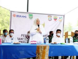 Marlin Serahkan Bantuan Beras PPKM