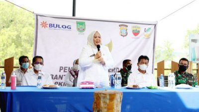 Marlin Serahkan Bantuan Beras PPKM