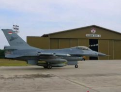 F-16 TNI AU Latihan Rutin Sambil Pantau Kebakaran Hutan Riau