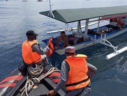 Personel Bakamla Bagikan Ratusan Paket Bansos di Tengah Laut Manado