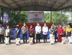 Rudi-Amsakar Gesa Penyerahan Beras PPKM 2021