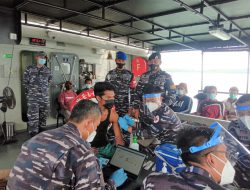 Serbuan Vaksinasi Lantamal IV Membidik Nelayan yang Sedang Melaut