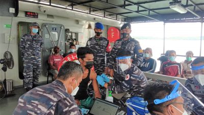 Serbuan Vaksinasi Lantamal IV Membidik Nelayan yang Sedang Melaut
