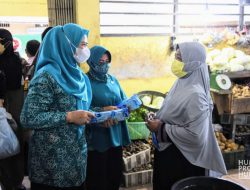 Ketua PKK Kepri Bagikan 10.000 Masker ke Masyakarat Lingga