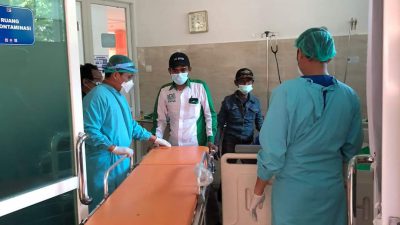 ‘Nek Penuh’ Kulitnya Melepuh Seperti Terkena Air Panas, Kini di Rumah Sakit Otorita Batam (3)