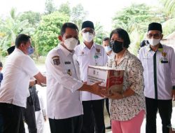 Gubernur Ansar Serahkan Bantuan Paket Logistik