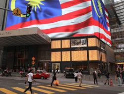 Malaysia Wajibkan Seluruh Pegawai Negeri Vaksinasi Covid-19