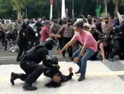 Tak Cukup Minta Maaf, Oknum Polisi ‘Smackdown’ Mahasiswa Demonstran Harus Diadili