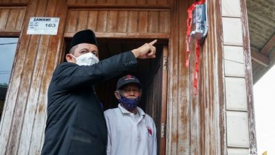 Gubernur Ansar Resmikan Listrik Masuk Desa di Dua Desa Natuna