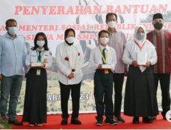 Mensos Berikan Bantuan 105 Tablet Kepada Siswa di Eks Lokalisasi Dolly