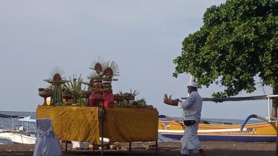 Ritual Pindah Hindu, Sukmawati Soekarnoputri Mandi Air Laut di Pantai