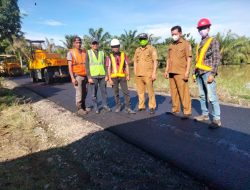 Jalan Desa Tengah Diaspal, Warga Sambut Dengan Suka Cita