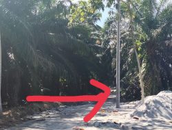 Bahaya! Tiang ‘Membelah’ Jalan, Warga Minta DPRD Deliserdang Tanggapi Masalah Ini