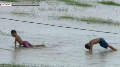 Viral Bocah Asyik Berenang di Kubangan Sirkuit Mandalika, Netizen: Indonesia Banget