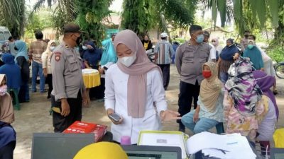Kapolsek Beringin Monitoring Pelaksanaan Vaksin di Desa Karang Anyar dan Desa Araskabu