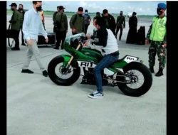 Begini Gaya Jokowi Naik Motor Geber Motornya di Sirkuit Mandalika