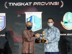 Anies Terima Penghargaan Provinsi Terbaik Inklusi Keuangan dari OJK