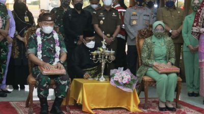 Walikota Rudi Sambut Langsung Kedatangan KSAD Dudung di Bandara Hang Nadim