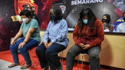 Polisi Tangkap Basah Emak-emak Joki Vaksin di Semarang