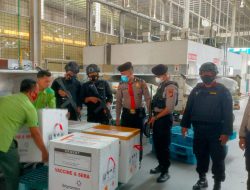 Brimob Polda Sumut Kawal Kedatangan Vaksin Astrazenecca di Bandara KNIA