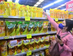 Kebijakan Minyak Goreng Rp14.000 Satu Harga dan Syarat Ekspor CPO Diterapkan