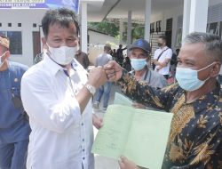 Bersama BPN Batam, Rudi Serahkan 250 Sertifikat Gratis untuk Warga Pulau Karas Galang