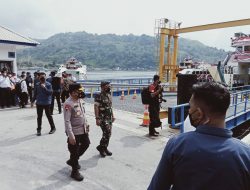 Kapolda Sumut Tampak Melekat Bersama Presiden RI Resmikan 7 Pelabuhan Penyeberangan dan 4 KMP di Kawasan Danau Toba