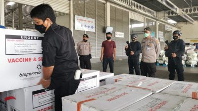 Brimob Polda Sumut Kawal Kedatangan 389.300 Dosis Vaksin Astrazeneca