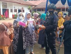 Batalyon C Pelopor Brimob Polda Sumut Lakukan Patroli Dialogis dan Bagikan Masker