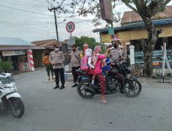 Putus Mata Rantai Penyebaran Covid-19 Polsek Beringin Polresta Deli Serdang Bagikan Masker dan Semprot Cairan Disinfektan
