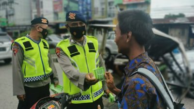 Bersinergi Cegah Penyebaran Covid-19, Brimob Bersama TNI Bagikan Masker di Simpang Limun