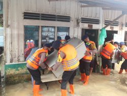 Siaga Banjir, Brimob Polda Sumut Bantu Evakuasi Masyarakat Korban Banjir di Medan Maimun