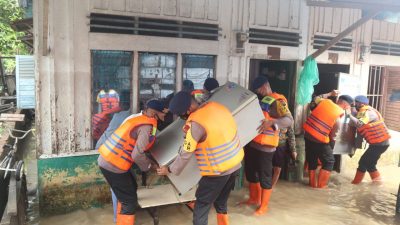 Siaga Banjir, Brimob Polda Sumut Bantu Evakuasi Masyarakat Korban Banjir di Medan Maimun