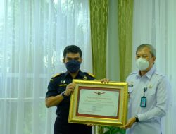 Bentuk Sinergitas Antar Instansi, Kepala Imigrasi Batam Berik Penghargaan Kepada KPU Bea Cukai Batam
