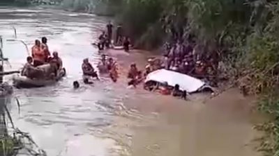 Mobil Avanza Ditumpangi Satu Keluarga Terseret Arus Banjir 4 MD 1 Selamat