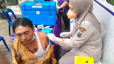 Polsek Medan Tuntungan Vaksinasi 60 Masyarakat di Gereja GBKP RG Benar Meriah