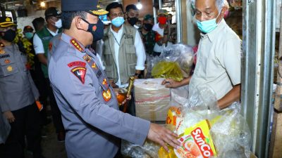 Kapolri Turun Langsung ke Pasar Pastikan Stok Minyak Goreng Untuk Warga Aman