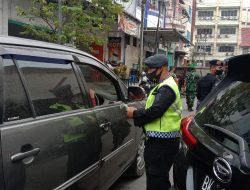 Jelang Ramadhan, Brimob Polda Sumut Bagikan Sembako dan Pendisiplinan Prokes di Kecamatan Medan Kota