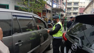 Jelang Ramadhan, Brimob Polda Sumut Bagikan Sembako dan Pendisiplinan Prokes di Kecamatan Medan Kota