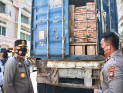 Kapolda Kepri Serahkan 1000 Paket Sembako Bantuan Kapolri Kepada K-SPSI