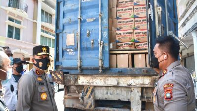 Kapolda Kepri Serahkan 1000 Paket Sembako Bantuan Kapolri Kepada K-SPSI