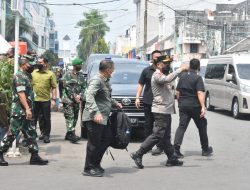 Kapolda Sumut Dampingi Presiden dan Ibu Iriana Bagikan Bansos dan Belanja Buah di Pasar Petisah Medan