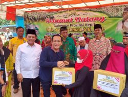 Polda Kepri Bekerjasama Dengan Forum Mesjid dan Musholla, Bagi Ratusan Sembako Kepada Kaum Dhuafa Di Pantai Hidayah Batam