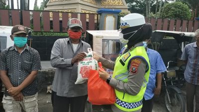 Sat Lantas Polresta Deli Serdang Bagikan Bansos Kepada Masyarakat